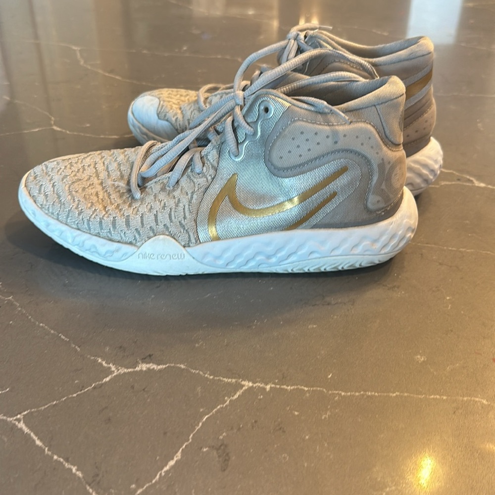 Used white Nike tennis shoes